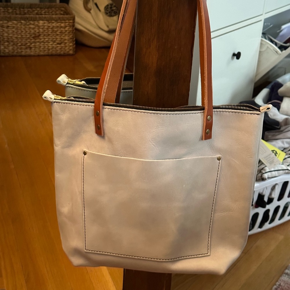 Portland Leather medium zip BELUGA EUC